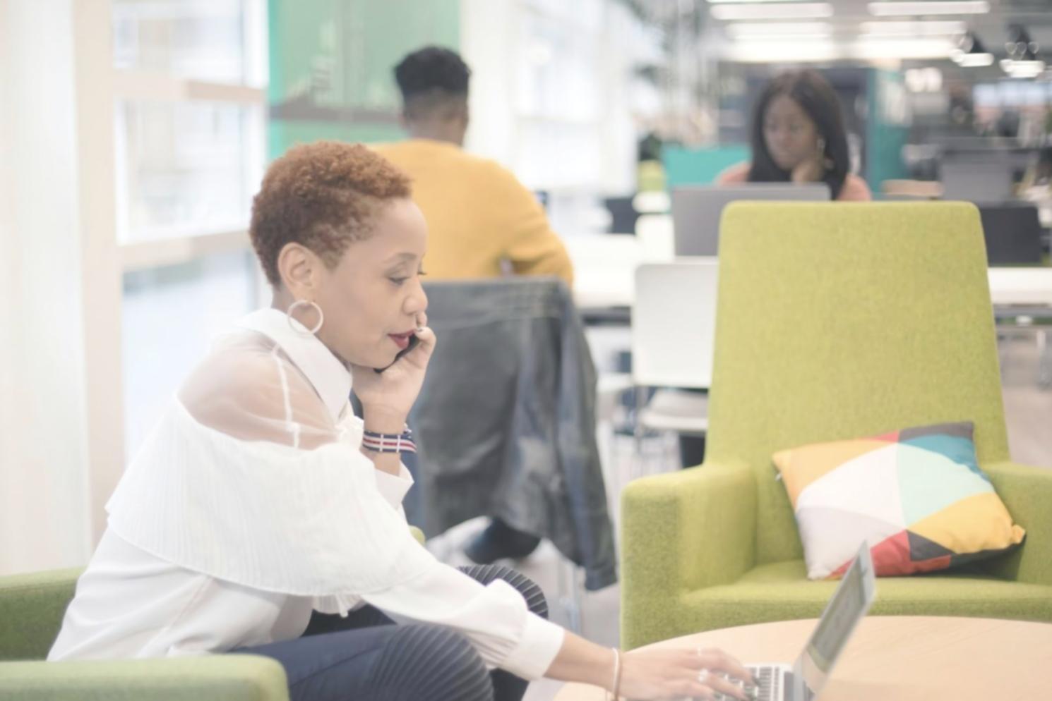 Équipe collaborant sur analyse budgétaire